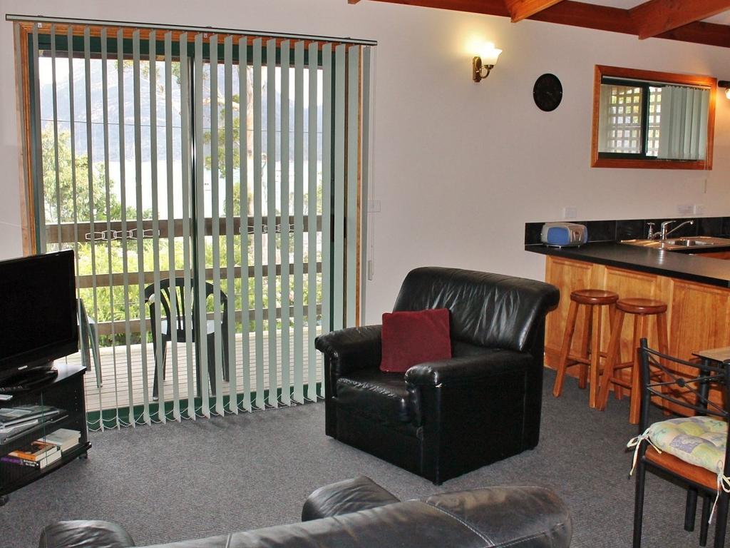 Freycinet Cottage - Unit 1 Coles Bay Room photo